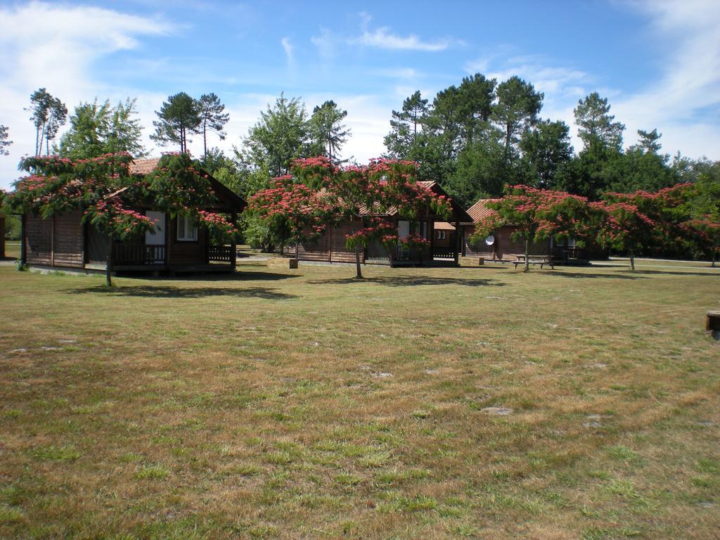 Camping Familial Les Chalets D'Uza Zewnętrze zdjęcie